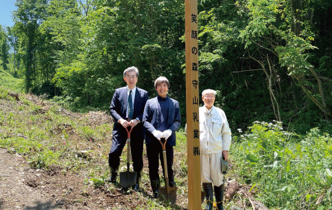 左から岩手銀行東京営業部長 関村様、守山乳業㈱大塚洋司、葛巻町森林組合 代表理事組合長 中﨑和久 様