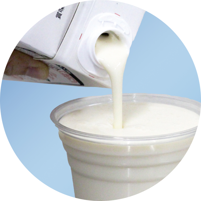 ミルシャリヨーグルト味 注いでいるところ